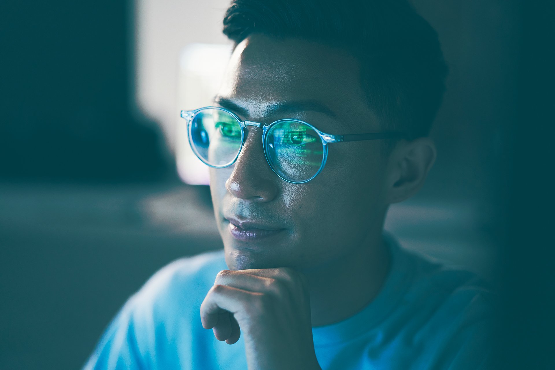Men looks at a computer screen